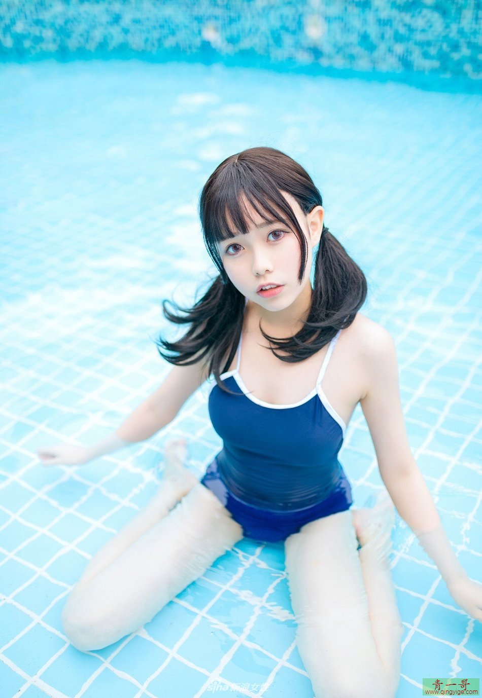 可爱俏皮美少女 泳池戏水暖暖笑容融化你