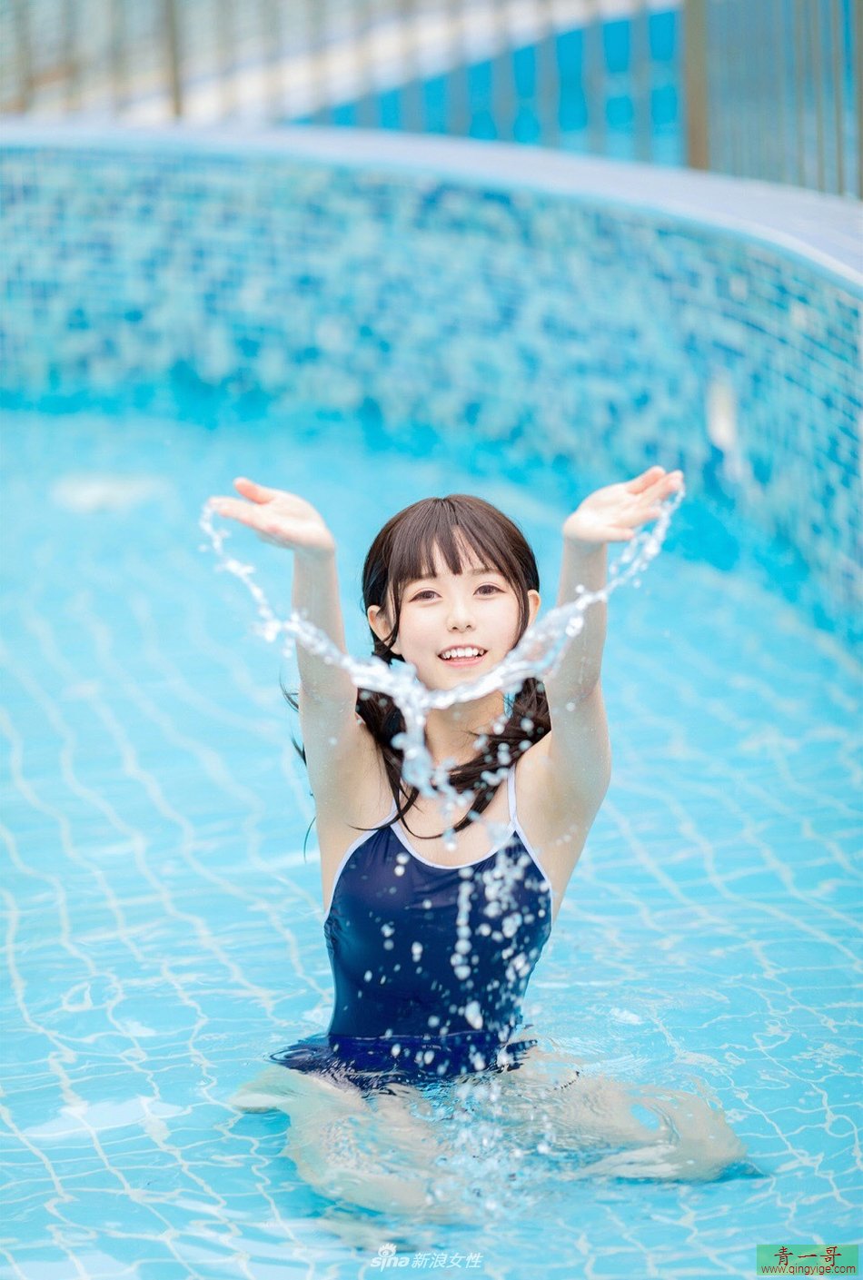 可爱俏皮美少女 泳池戏水暖暖笑容融化你
