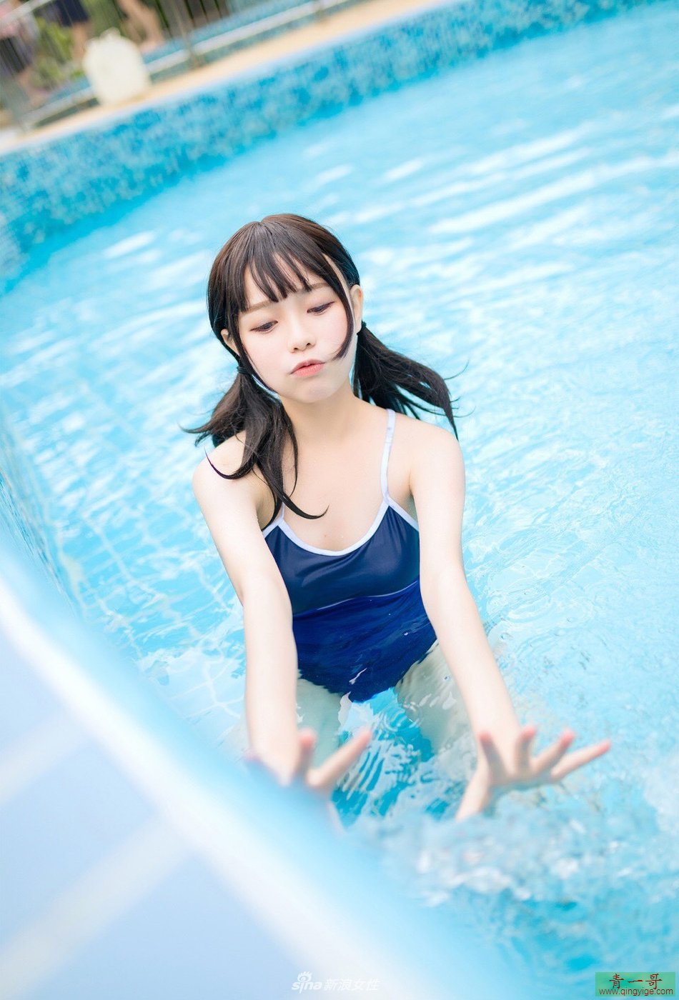 可爱俏皮美少女 泳池戏水暖暖笑容融化你