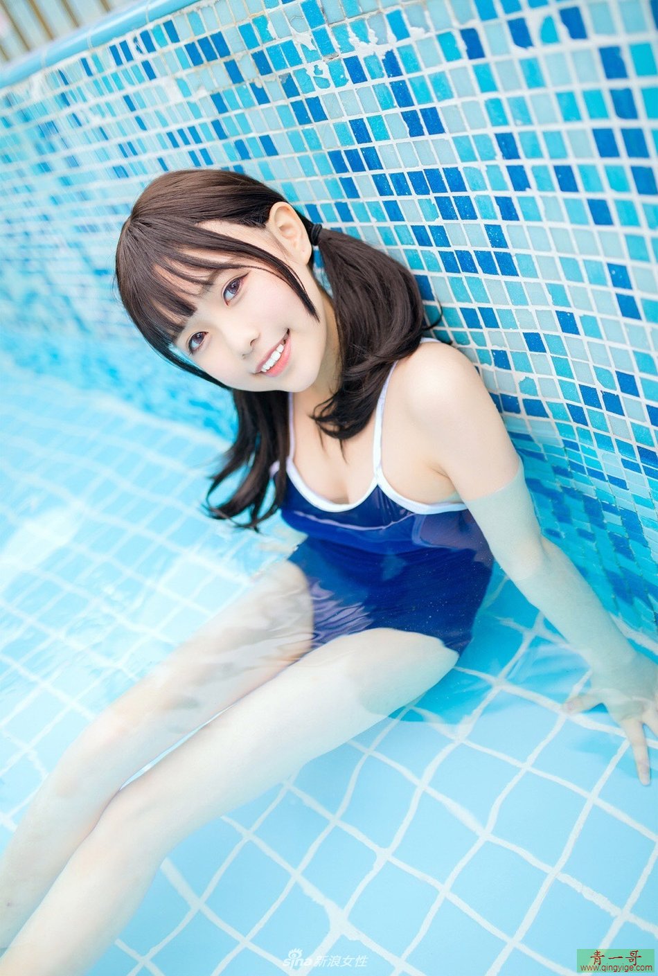 可爱俏皮美少女 泳池戏水暖暖笑容融化你