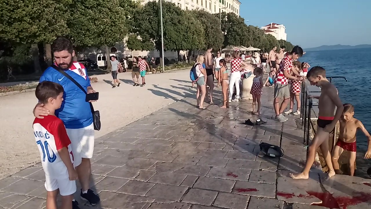 接受父亲安慰的小球迷，作者供图