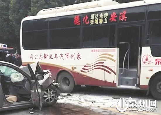 小轿车与大客车猛烈相撞 小轿车与大客车猛烈相撞