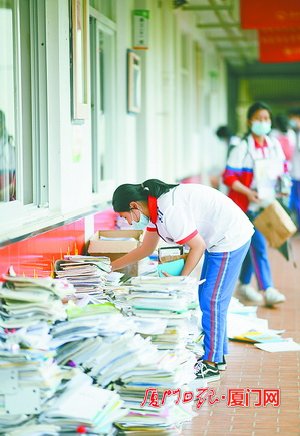 高考结束后，同学们开始清空教室。(厦门日报记者 林铭鸿摄)
